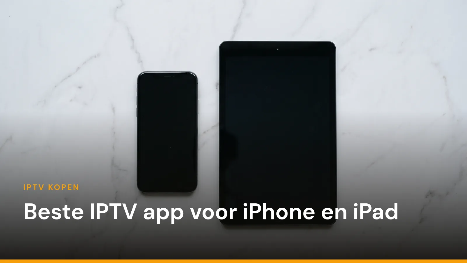 Coverafbeelding van het artikel over de beste IPTV app voor iPhone, met de titel over een foto van een telefoon en een tablet naast elkaar op een marmeren ondergrond