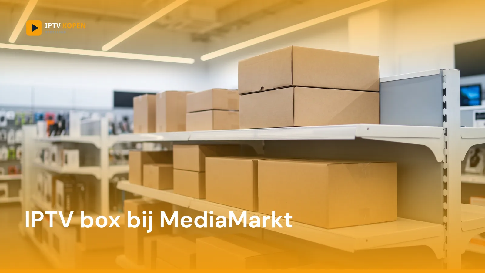 Schap in een elektronicawinkel met verpakkingen van mediaspelers, met het logo van IPTV Kopen en de titel IPTV box bij MediaMarkt