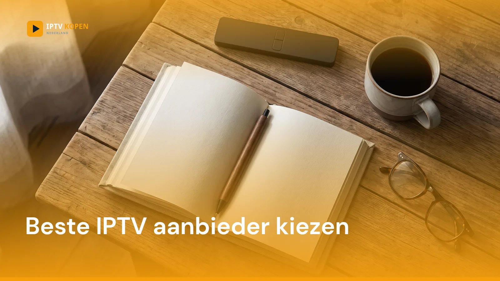 Leeg notitieboekje met pen, een afstandsbediening en een kop koffie op een tafel, met het logo van IPTV Kopen en de titel Beste IPTV aanbieder kiezen